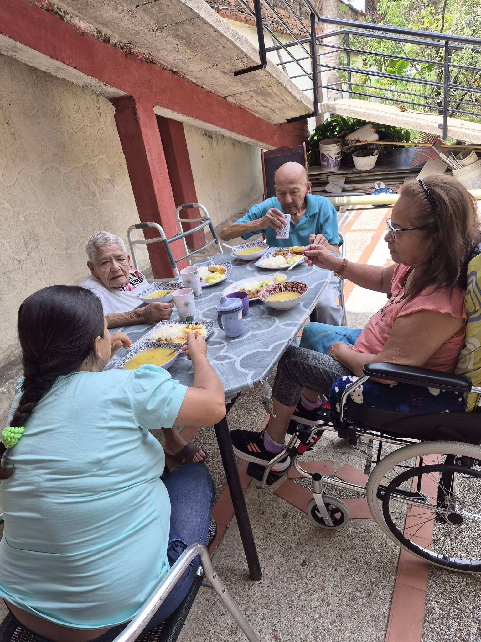 Residentes compartiendo el almuerzo en Oasis Senior