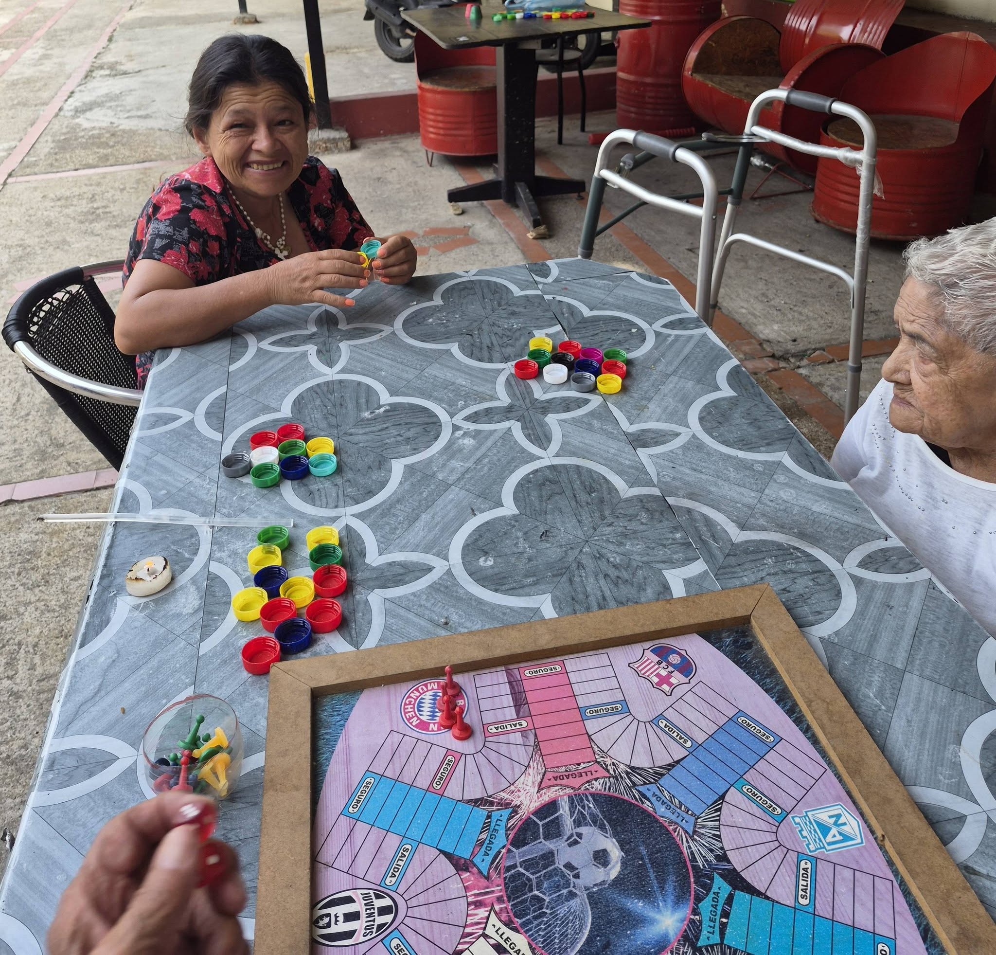Residente sonriendo durante juegos de mesa